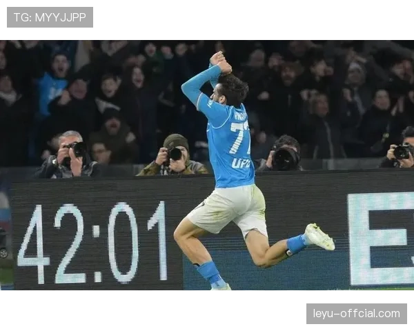 镜头记录：那不勒斯球员因争议判罚围堵裁判，比赛中断五分钟