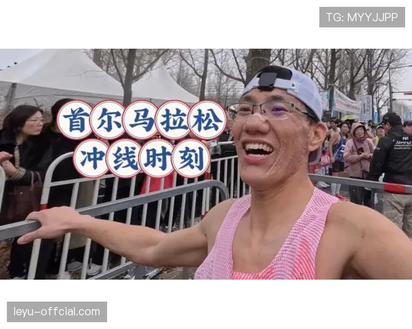 马拉松赛场现感人一幕：选手搀扶抽筋对手一同冲线