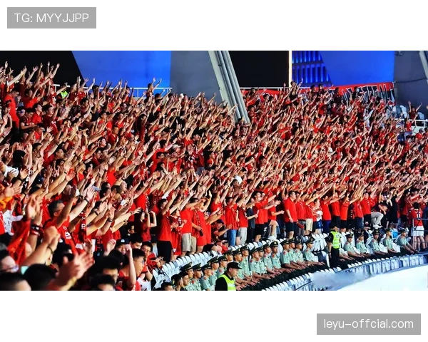 终场哨响，确定降级的达姆施塔特老将费尔南德斯安慰哭泣的年轻队友